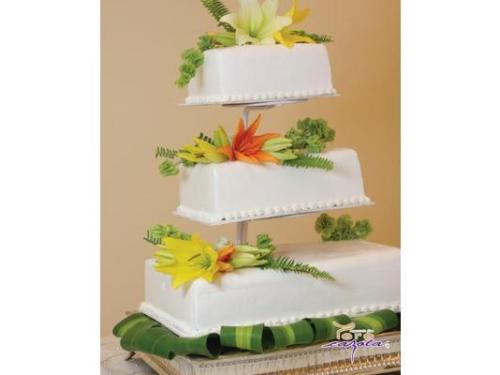 Pastel con detalles florales