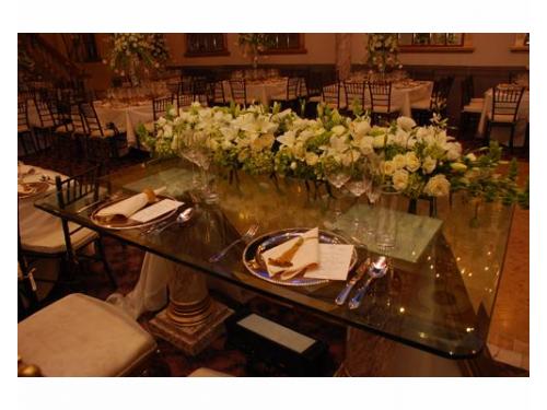 Decoración floral en la mesa principal