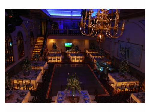 Montaje con mesas iluminadas