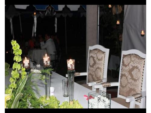 Mesa principal con centro de mesa