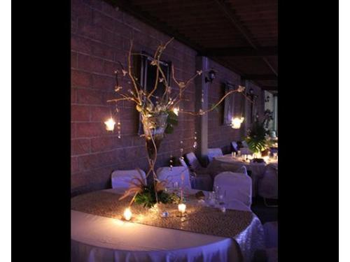 Mesas, sillas y mantelería.