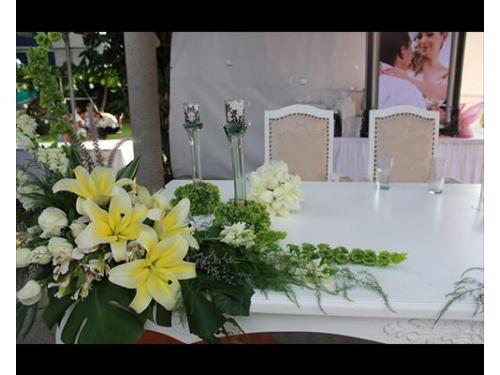 Mesa principal  con arreglo floral