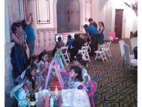 Asesoras que ayudan a los niños