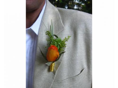 Accesorio floral para el novio