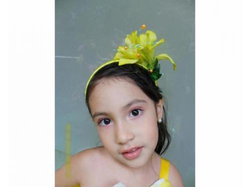 Diadema con flores para niña