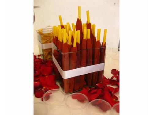 Mesa de dulces decorada con pétalos