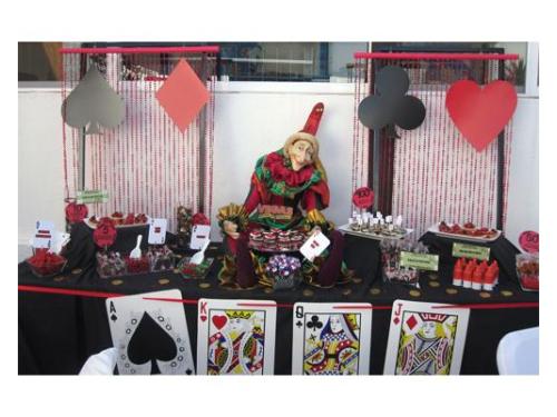 Mesa de postres con detalles de poker