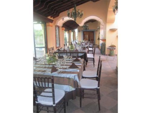 Montaje con mesas cuadradas