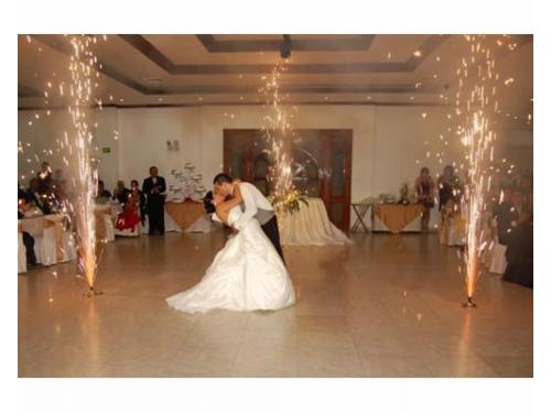 Vals de los novios y pirotecnia