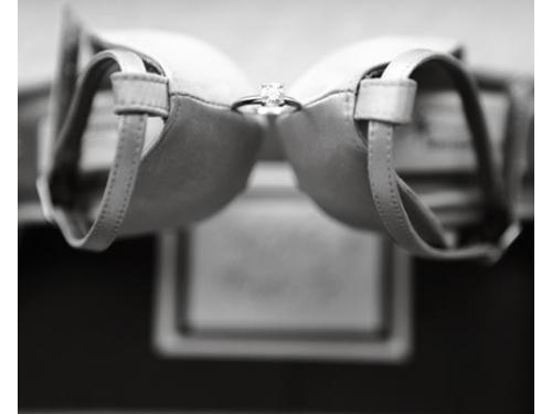 Anillo y zapatillas de la novia