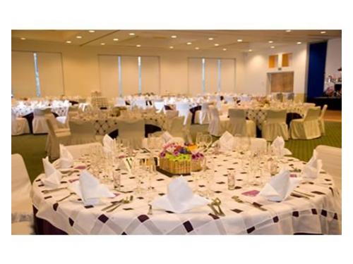Salón con decoraciones en blanco para el gran día