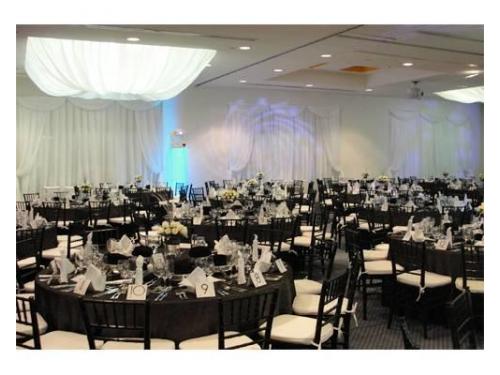 Mesas y montaje en color negro