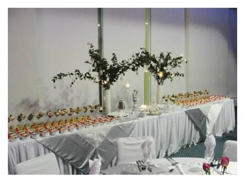Mesa de banquete para los invitados