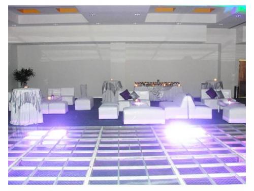 Salas lounge y pista iluminada