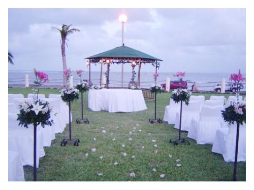 Decoración con flores en el pasillo hacia el altar