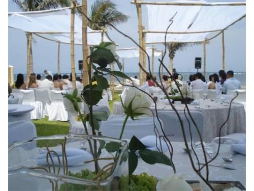 Centros de mesa hechos con flores para un ambiente romántico
