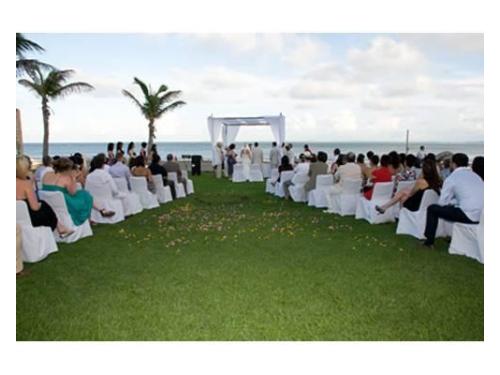 Altar decorado para la unión de sus vidas