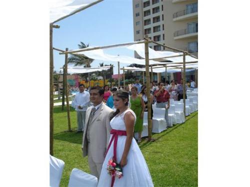 Novios en se ceremonia con todos sus seres queridos