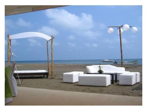 Mobiliario para los invitados de la boda en la playa