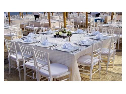 Decoración y montaje de mesas en blanco
