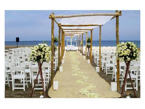 Decoración de pasillo y altar para la ceremonia de los novios