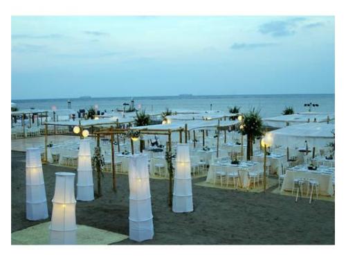 Ceremonia y festejo a la orilla del mar