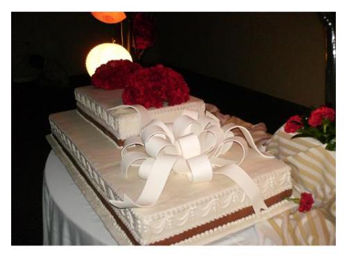 Pastel de bodas decorado con rosas rojas