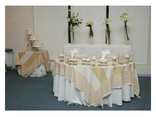 Mesa con decoraciónes en color carne