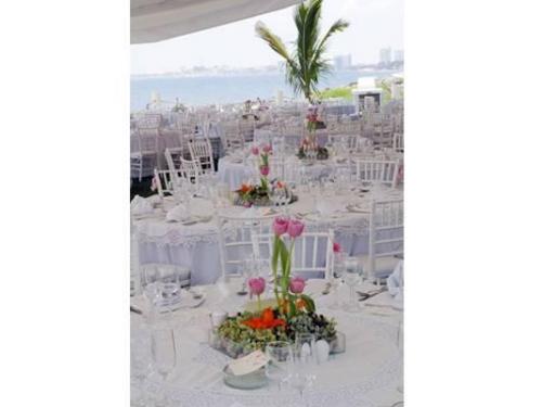 Centro de mesa y montaje en blanco para una linda boda en playa