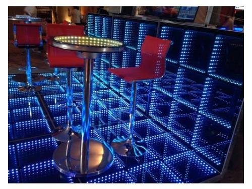 Mesas y pista iluminada