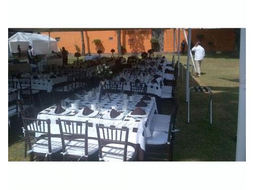 Montaje con mesas cuadradas