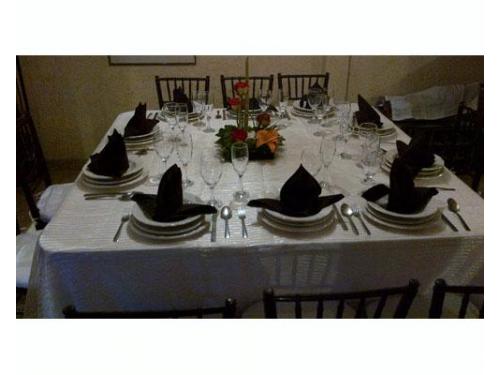 Montaje mesa cuadrada y sillas tiffany