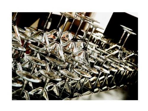 Fina cristalería para servir las bebidas