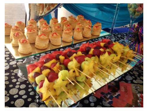 Mesa con postres y frutas