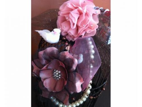 Jaula decorada con flores