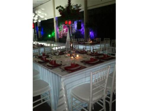 Montaje blanco con rojo