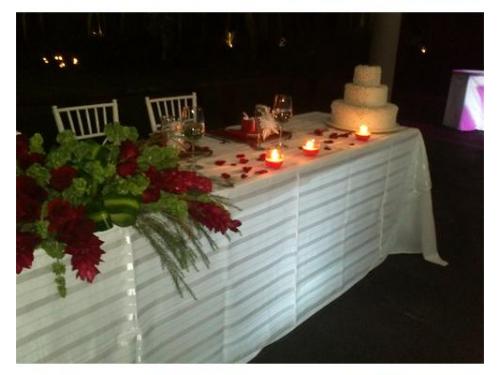 Mesa principal con pastel de bodas