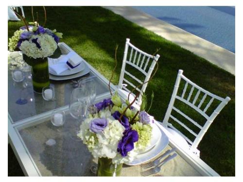 Mesa principal con flores