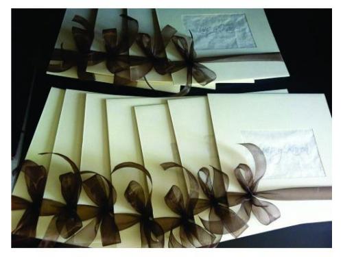 Invitación con sobre y moño