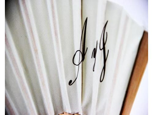 Abanico con iniciales