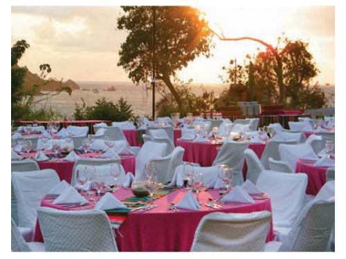 Montaje de boda color rosa al atardecer