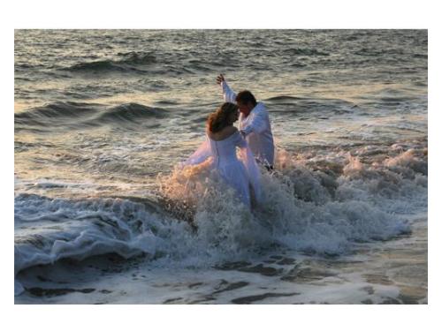 Novios en el mar felices