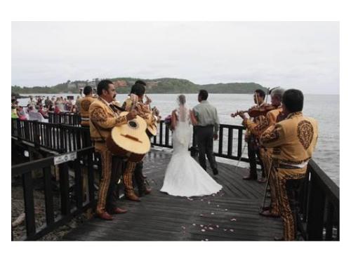 Novios caminando al ritmo del mariachi
