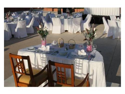 Mesa lista para los novios