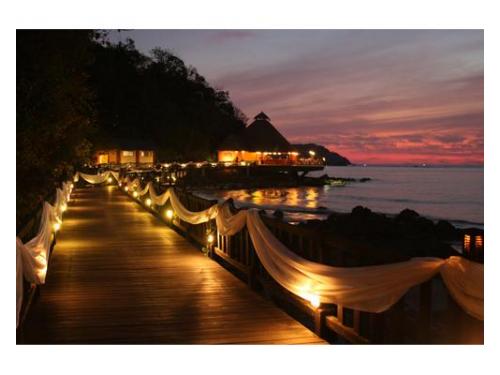 Camino de boda al atardecer