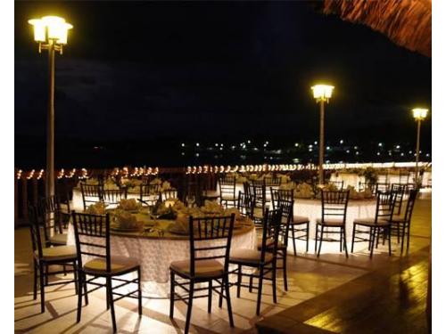 Mesas junto a lamparas