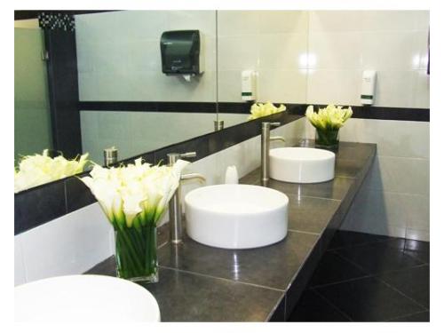 Floreros con alcatraces