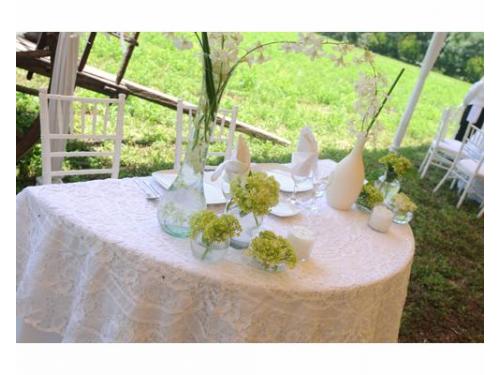 Mesa de los novios con flores