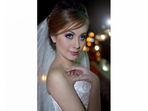 Peinado con velo y maquillaje