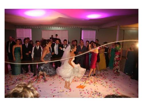 Divertida fiesta en el jardín para boda